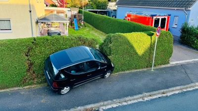 An der Straße Pickertsberg: Ein Auto kommt nach einem Unfall in einer Hecke zum Stehen. (Foto: Feuerwehr)