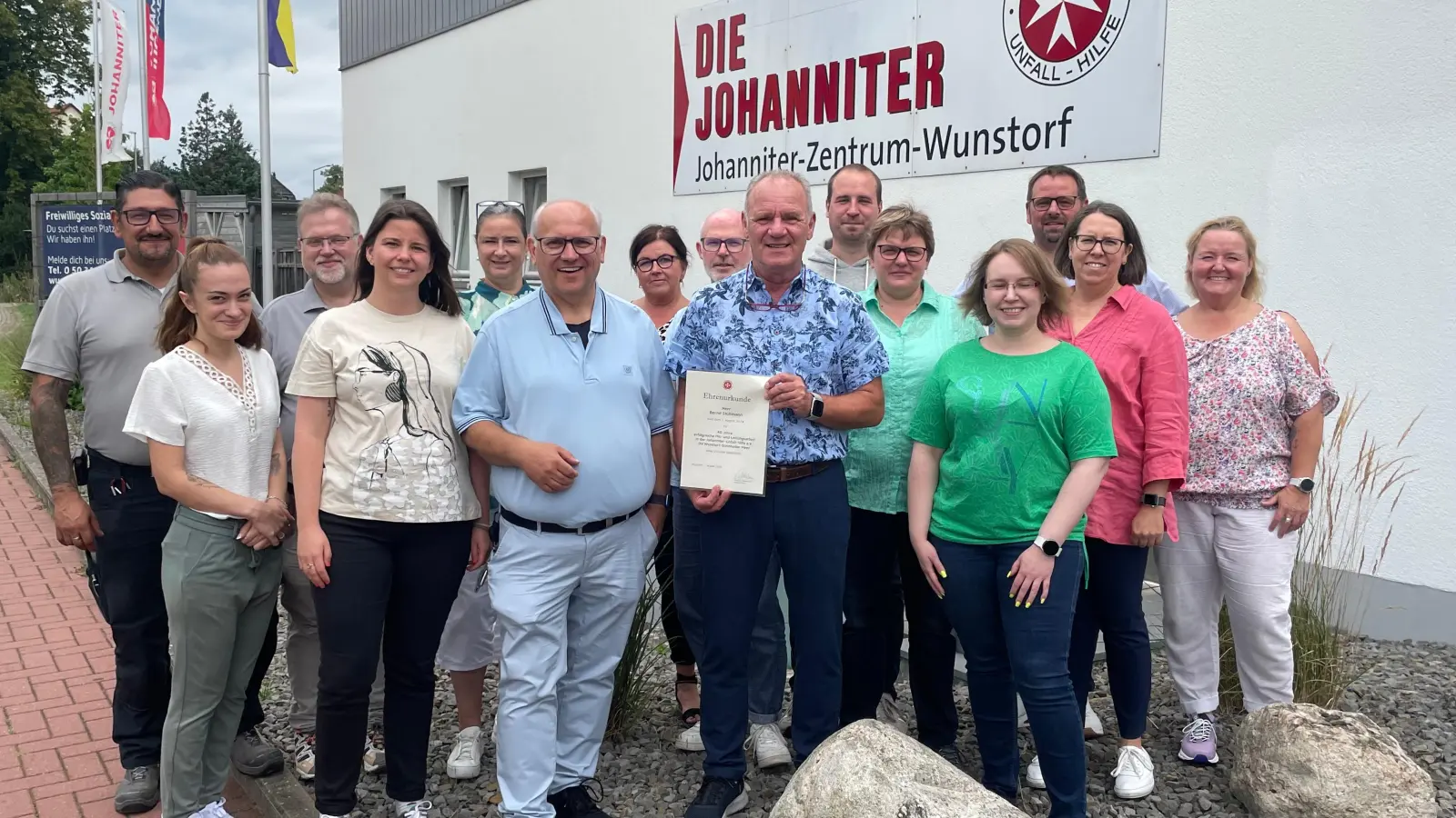 Ausgezeichnet: Bernd Stühmann mit Urkunde und umringt vom Führungsteam des Ortsverbandes Wunstorf-Steinhuder Meer. (Foto: privat)