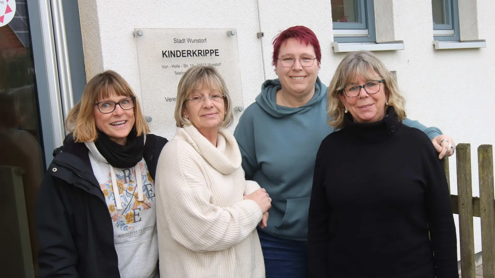 Vor der Krippe (v.li.): Regina Sempf sowie die Erzieherinnen Brigitte Stiehler-Munzert, Kathrin Müller-Grosche und Karen Sellmann.  (Foto: tau)