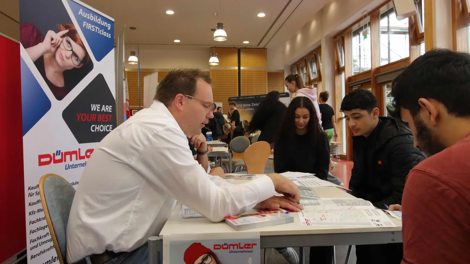 Im Gespräch mit Schülern: Christopher Fabry von Dümler Logistik &amp; Transport. (Foto: tau)