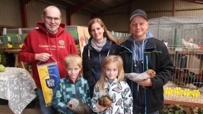 Olaf Metzner mit den Austellern Jennifer und Tobias Peik und den Kindern Lennard und Mia-Sophie aus Laatzen. Sie stellten Antwerpener Bartzwerge aus (v.l.).  (Foto: gi)