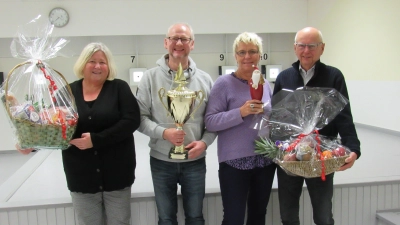 Mit ihren Preisen (v.li.): Christiane Schweer, Willi Rehbock, Marita Baciulis und Wilhelm Bredthauer. (Foto: privat)