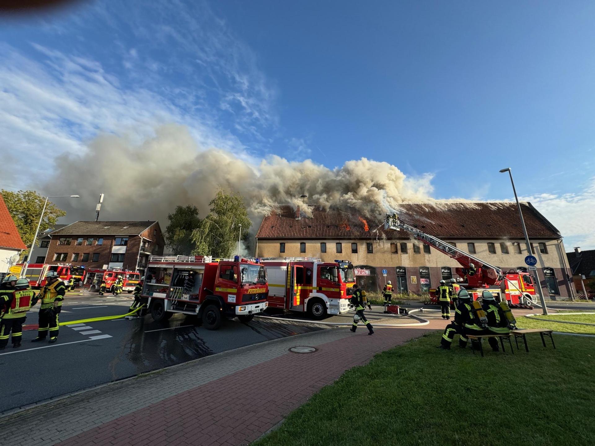 In Flammen: Das ehemalige Pelz-Gebäude. (Foto: Feuerwehr)