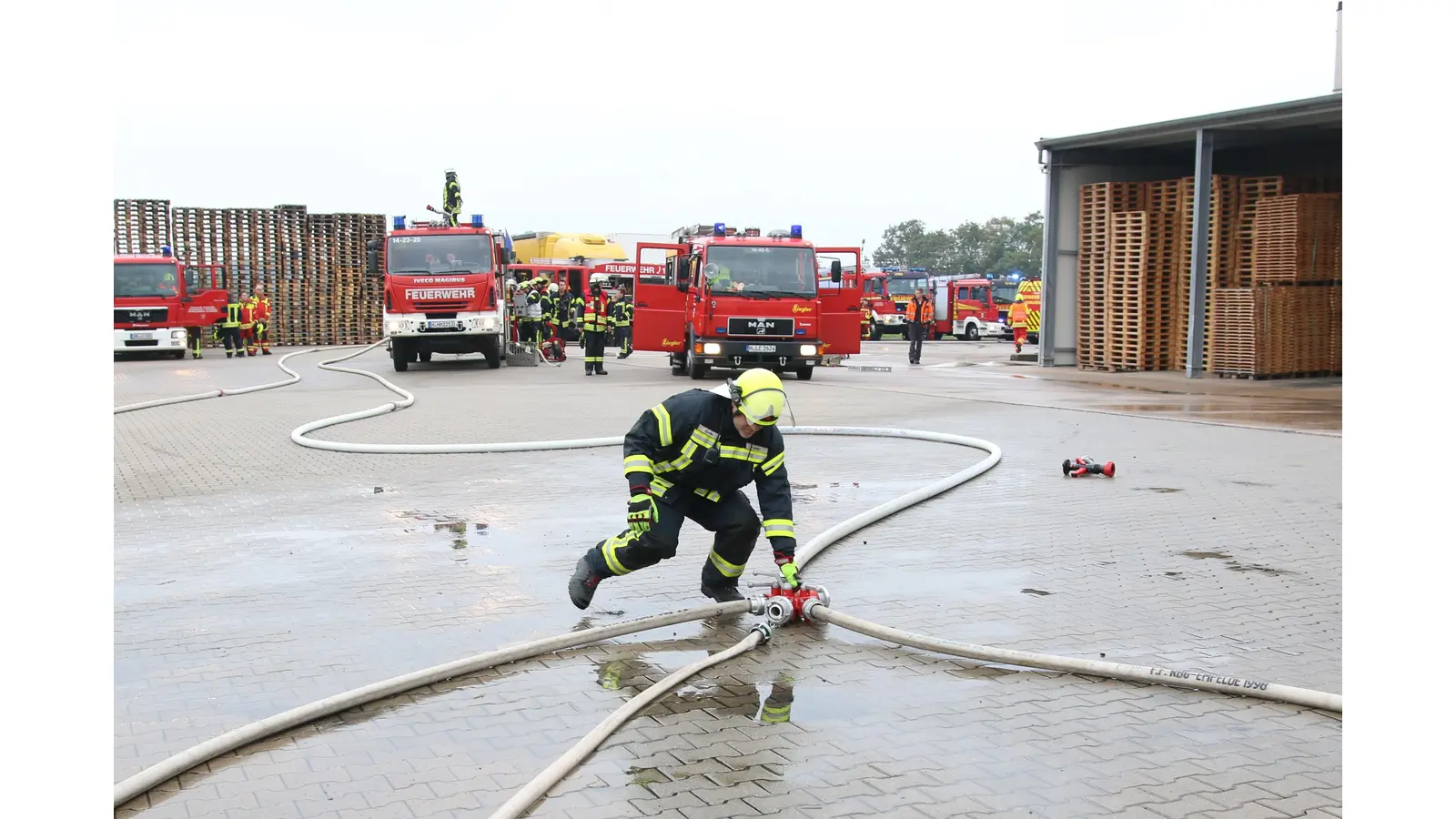 Rund 200 Feuerwehrleute vor allem aus der Region Hannover sind bei der Großübung im Einsatz. (Foto: Borchers, Bastian)
