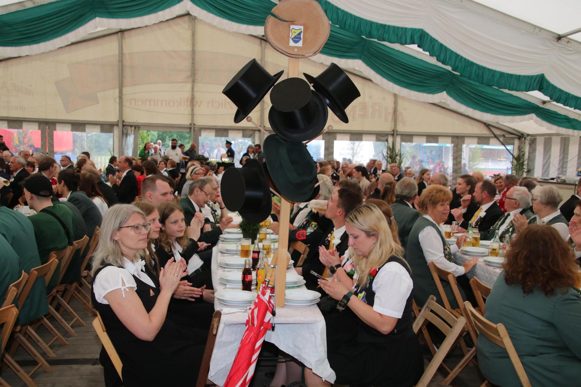 Impressionen aus dem Festzelt. (Foto: gi)