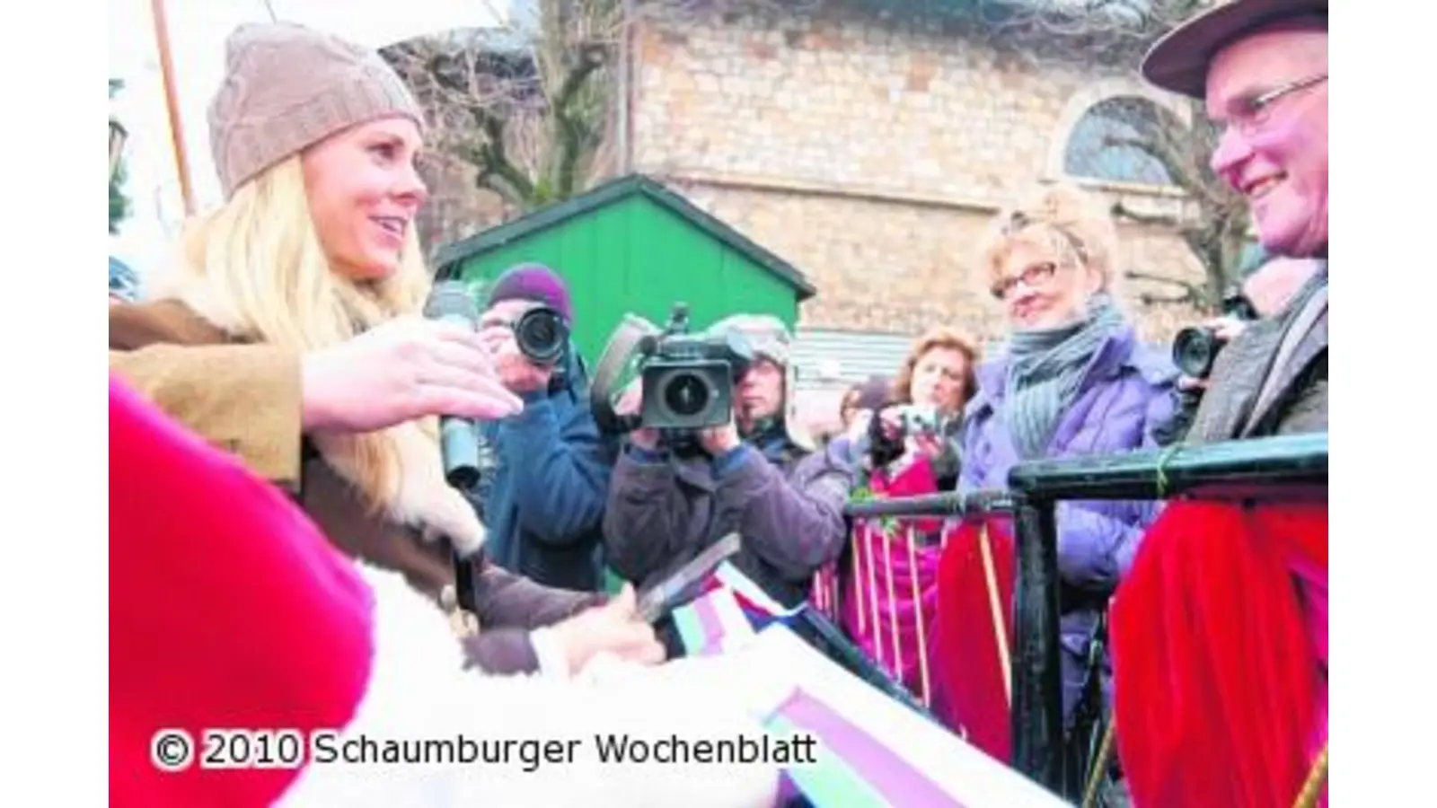 Der Zauber der Bergwelt legt sich über das Schlossgelände (Foto: hb)