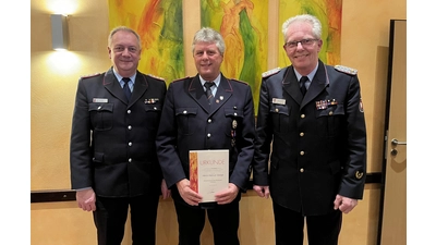 Der geehrte Ortsbrandmeister Heinz-Helmut Steege (Mitte) mit Gemeindebrandmeister Ralf Hermann (links) und Kreisbrandmeister Klaus-Peter Grote (rechts). (Foto: privat)