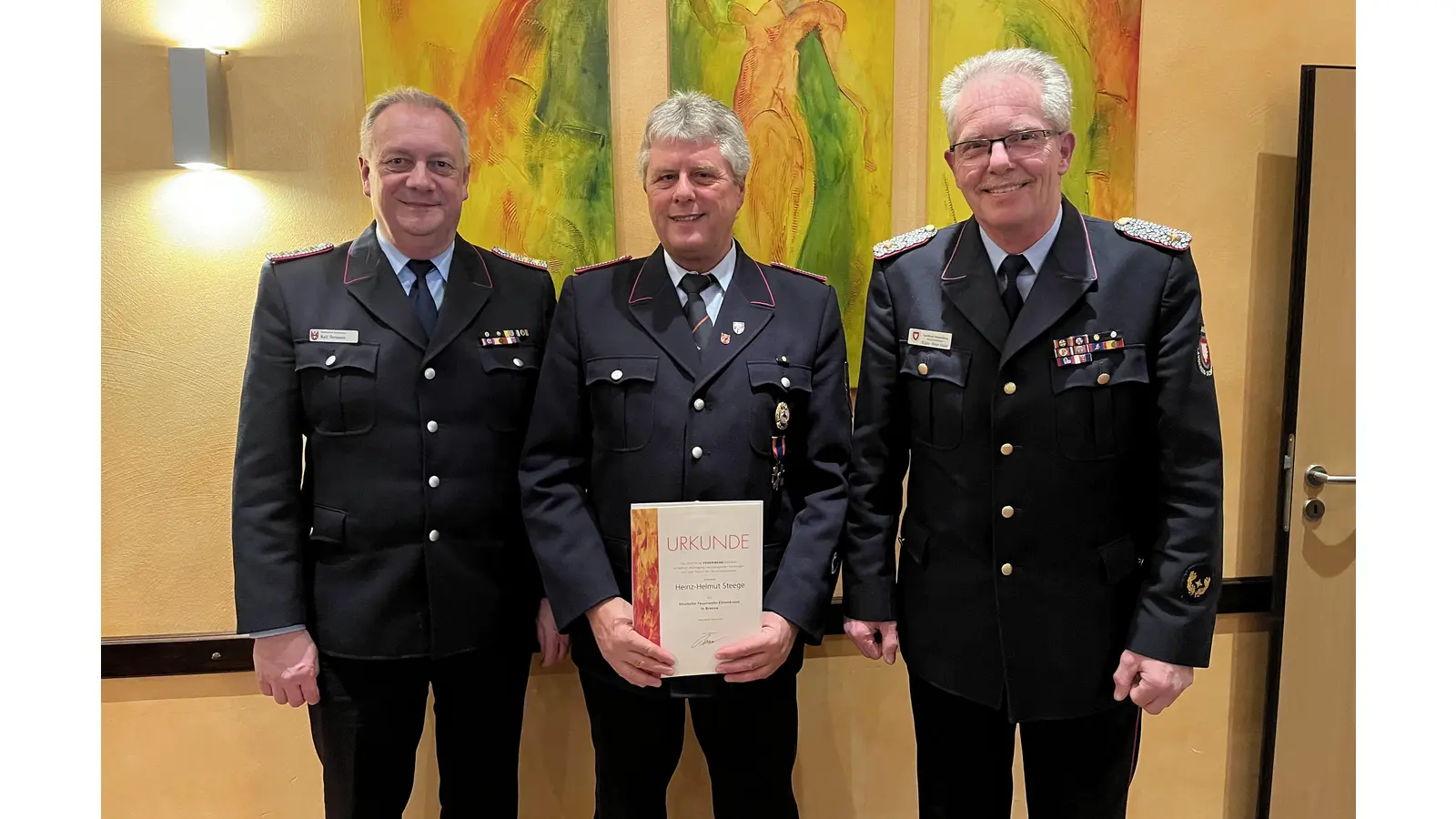 Der geehrte Ortsbrandmeister Heinz-Helmut Steege (Mitte) mit Gemeindebrandmeister Ralf Hermann (links) und Kreisbrandmeister Klaus-Peter Grote (rechts). (Foto: privat)