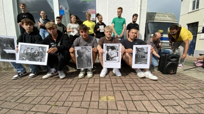 Schüler der 13. Klassen des Gymnasium Ernestinum im Leistungskurs Geschichte sorgten zusammen mit Lehrer Thomas Weißbarth für den Ablauf der Veranstaltung.  (Foto: ste)