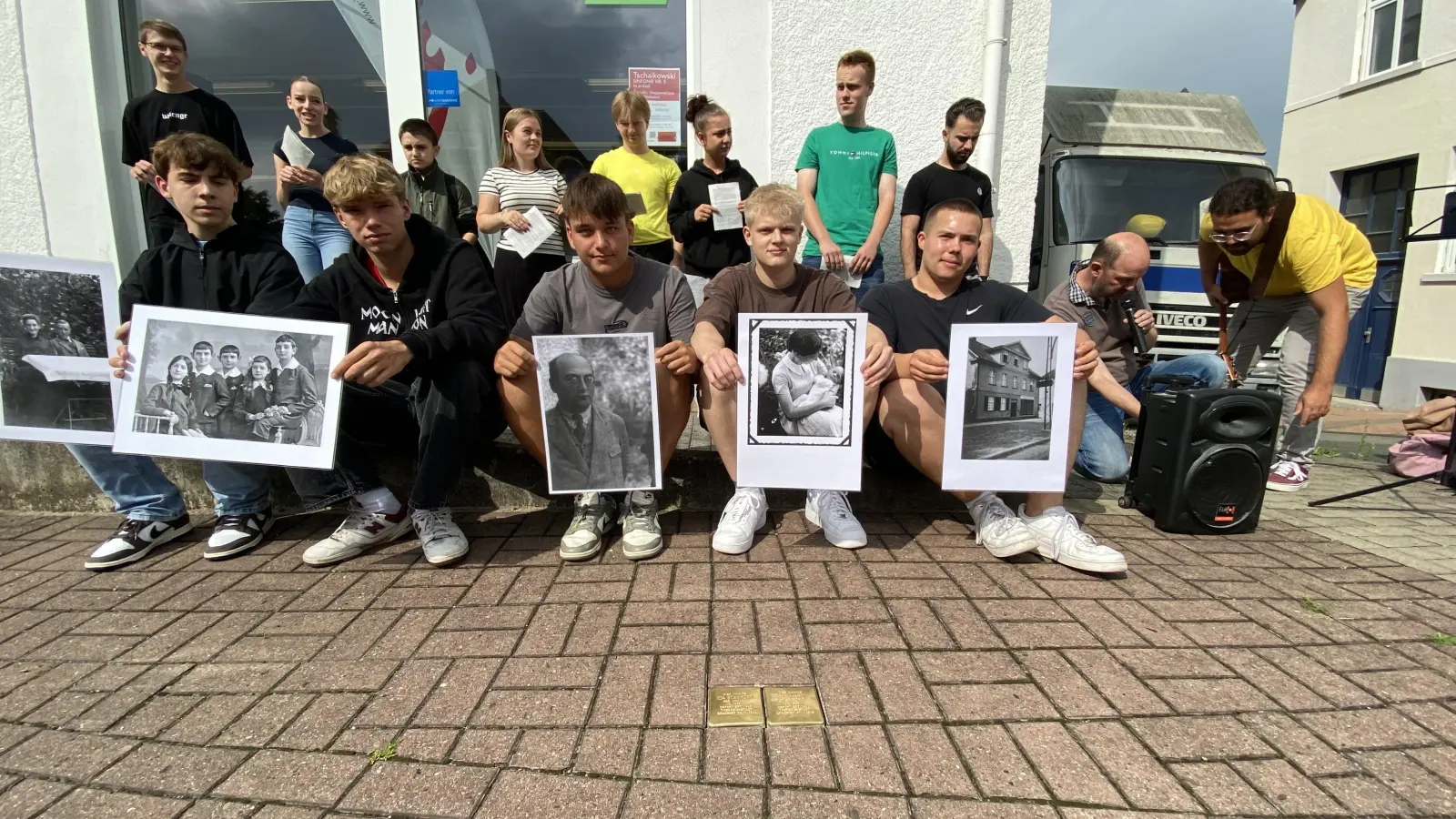 Schüler der 13. Klassen des Gymnasium Ernestinum im Leistungskurs Geschichte sorgten zusammen mit Lehrer Thomas Weißbarth für den Ablauf der Veranstaltung.  (Foto: ste)