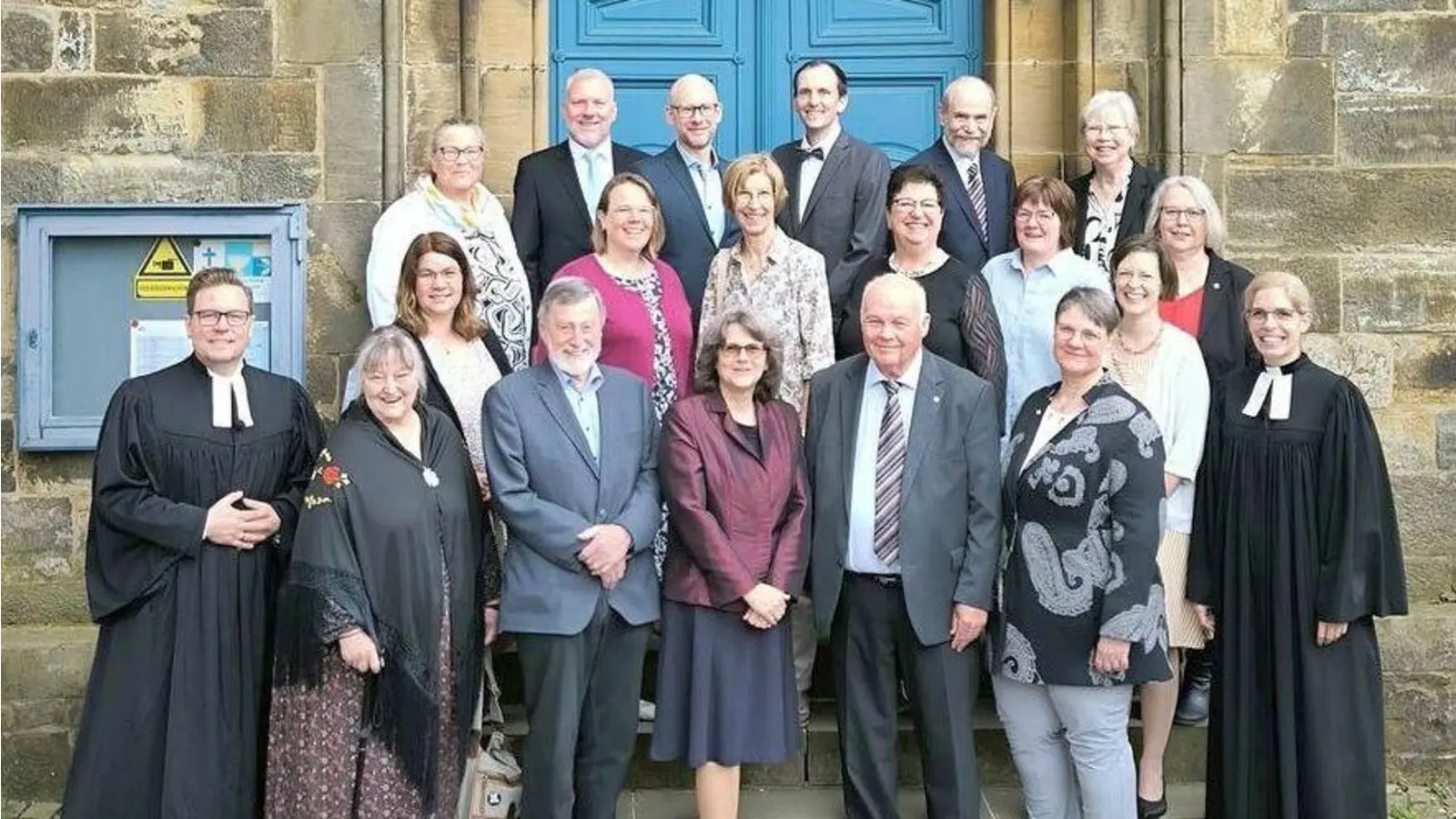 Eingerahmt von den Pastoren stellt sich der Kirchenvorstand vor: (v. hinten nach vorne, v. li nach re): Monika Büsing, Henning Dormann, Lars Hausmann, Till Borcherding, Johann Averbeck, Gudrun Göbel, Janette Eberding, Bettina Schwark, Ursula Matthias, Sabine Chmielewski, Anke Frevert, Anja Kuban, Dr. Sebastian Sievers, Margret Kaufmann, Wilfried Schaper, Susanne Thimm, Wolfgang Ruhe, Ulrike Helmchen-Paker, Dr. Tina Renner, Anja Sievers. (Foto: privat)