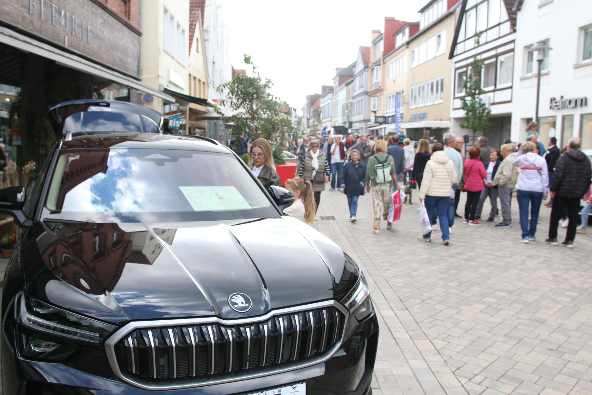 Zahlreiche Besucherinnen und Besucher schauten sich bei der Autoschau um. (Foto: bb)