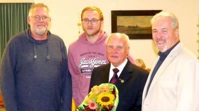 Sebastian Klein, Tobias Heseler und Thomas Wolf während der Verabschiedung von Friedrich Hardekopf (2.v.re.). (Foto: gk)