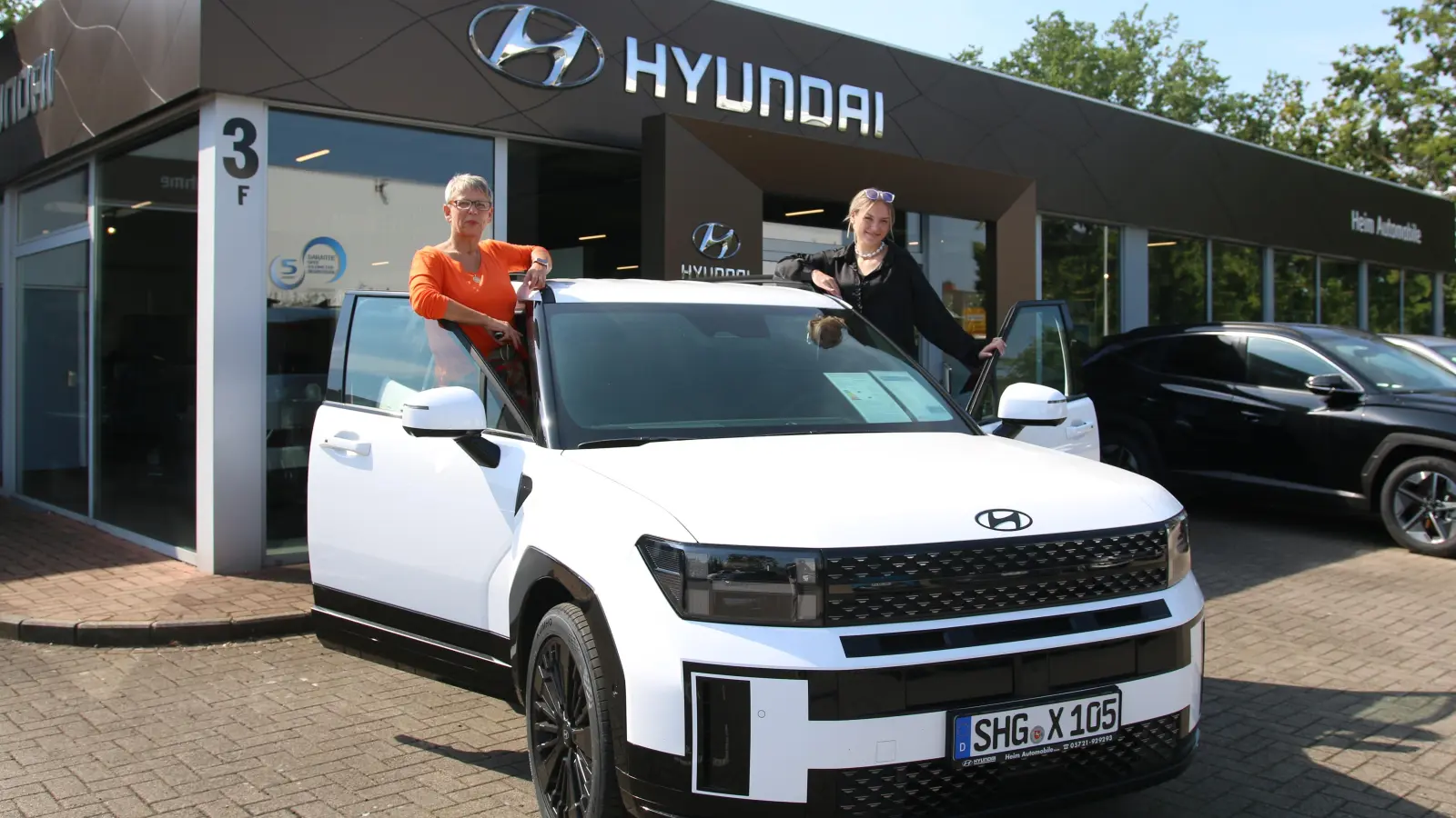 Angelika Redeker und Noelle Heinrichs von „Heim Automobile“ freuen sich auf viele Interessierte am Stand am Marktplatz.  (Foto: bb)