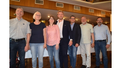 Der neu gewählte Aufsichtsrat der Genossenschaft mit dem scheidenden Ahrens (Li.) (Foto: ab)
