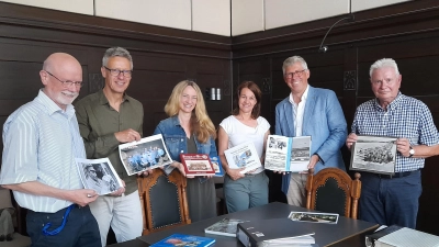 Freuen sich über die hsitorischen Fotiobestände (v.li.): Hinrich Ewert und Klaus Fesche (Stadtarchiv), Sandra Diersche-Schwamm, Verena Tielmann, Bürgermeister Carsten Piellsuch und Heinrich Wittrock.  (Foto: wb)