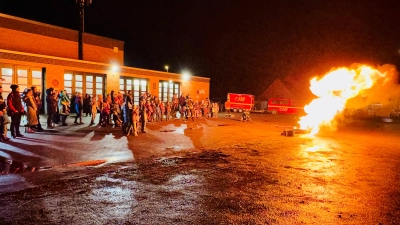 Spannende Vorführungen gab es zur Weihnachtsfeier der Feuerfüchse vor dem Feuerwehrhaus. (Foto: privat)