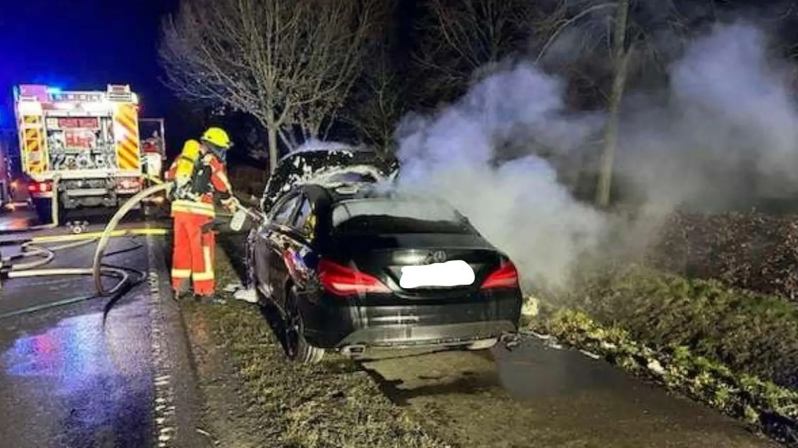 Löscharbeiten der Feuerwehr am brennenden Pkw auf der Kreisstraße 3. (Foto: privat)