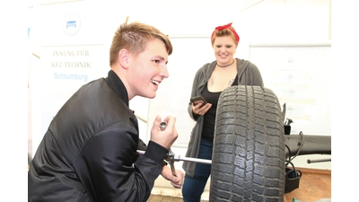 Manche Aussteller bieten die Möglichkeit, etwa beim Reifenwechsel zuzupacken. (Foto: Borchers, Bastian)