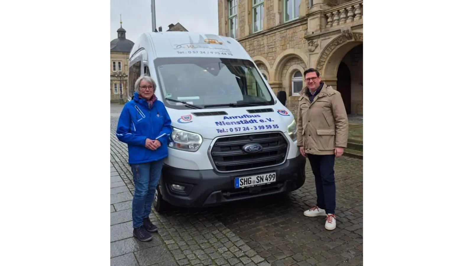 Ilona Fischer, Vorstand des Anrufbus Nienstädt und Axel Wohlgemuth, Bürgermeister der Stadt Bückeburg. (Foto: privat)