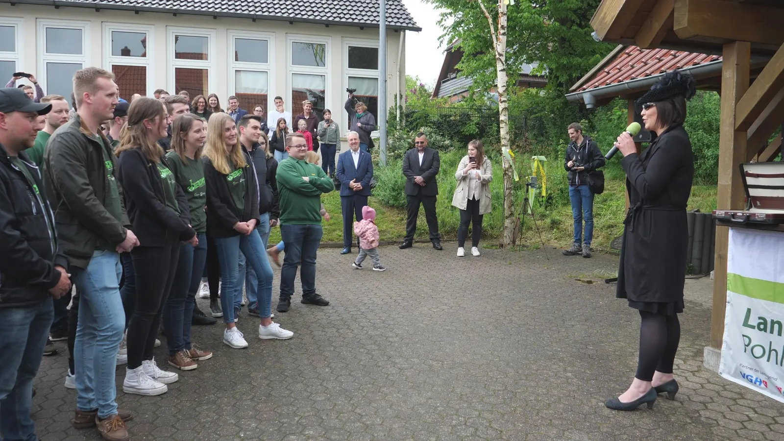 Die Mitglieder der Landjugend Pohle bekommen von Heike Schweer ihre Aufgabe erklärt. (Foto: wk)