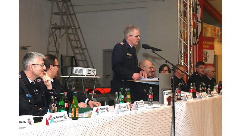 Kreisbrandmeister Klaus-Peter Grote schildert die Herausforderungen, denen sich Feuerwehr heute gegenübersieht. (Foto: bb)