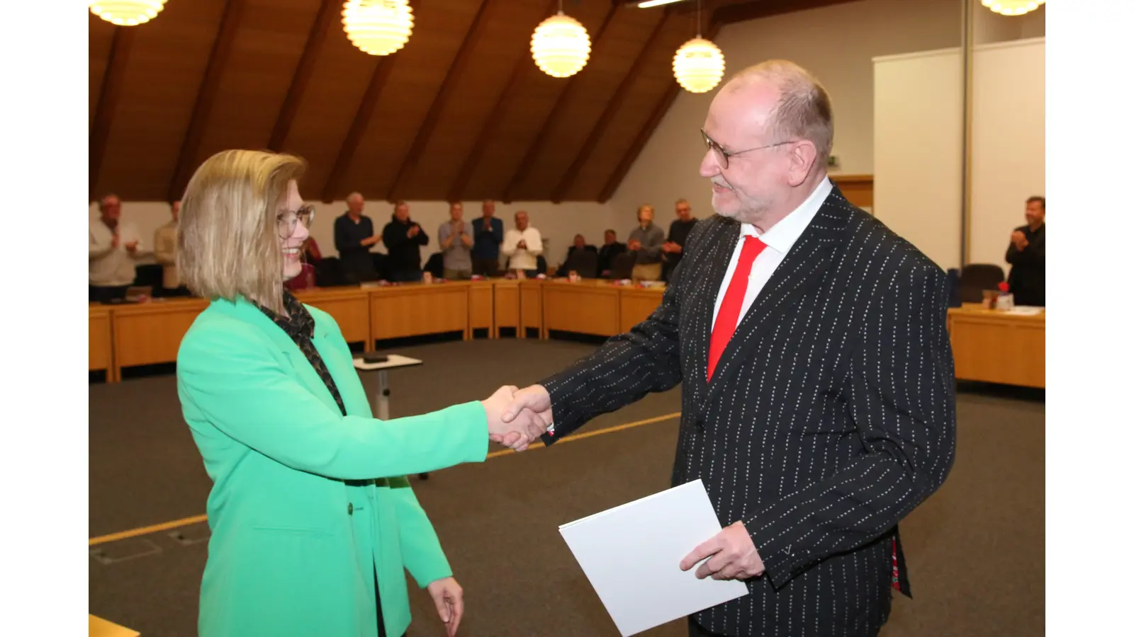 Kirsten Hendricks ehrt als Vertreterin des Niedersächsischen Städtetages Lothar Biege für sein 25-jähriges Engagement im Stadtrat. (Foto: Borchers, Bastian)