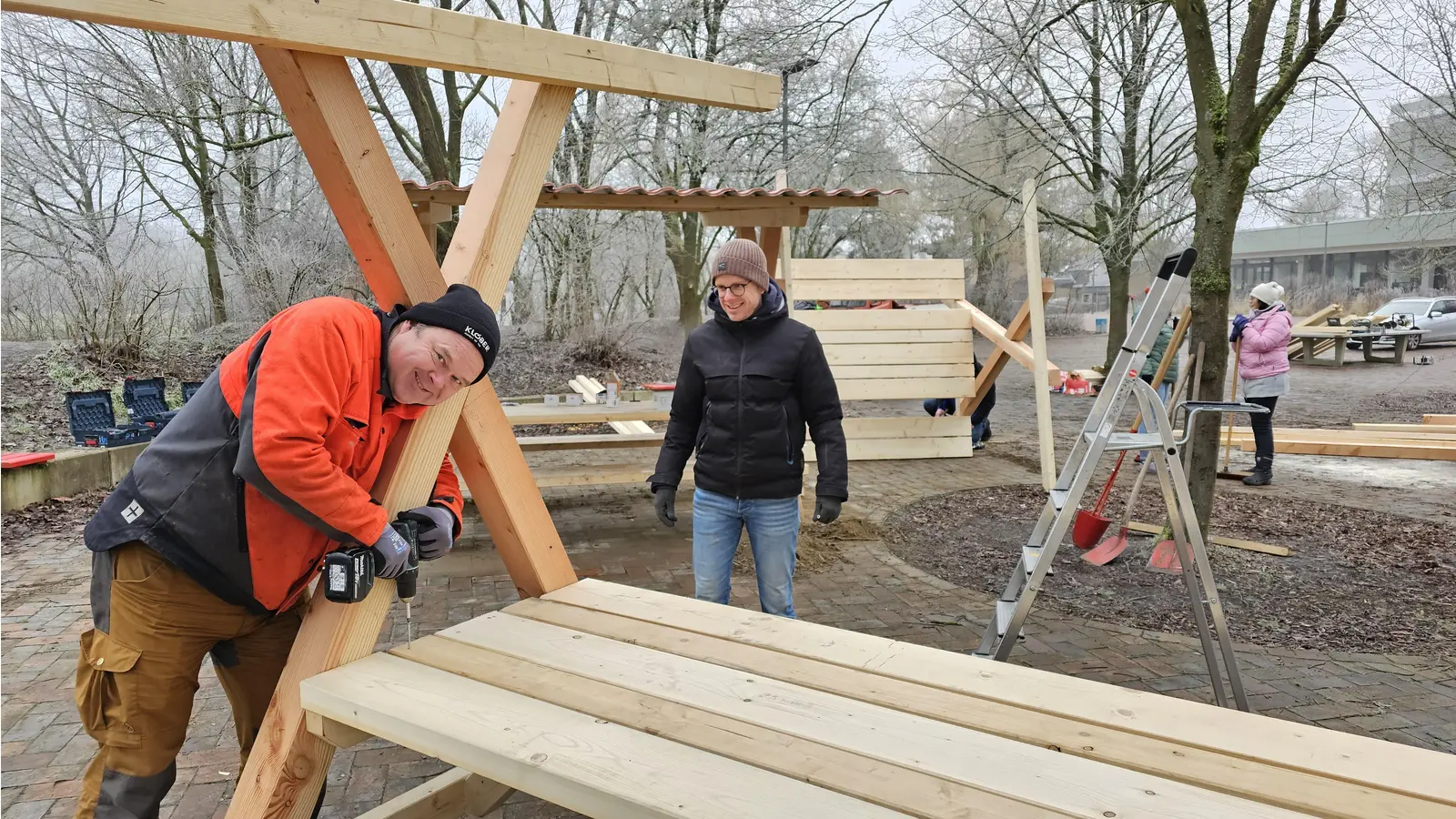 Bei der Arbeit: Christoph Napp (li.) und Henning Müller. (Foto: tau)