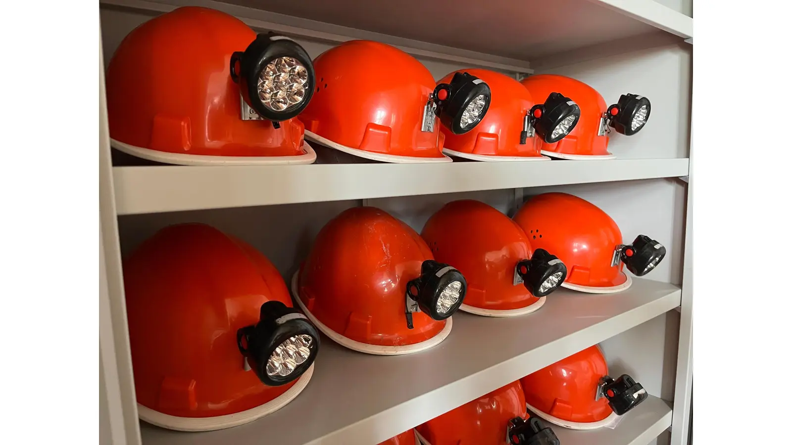 Mit Helm und Geleucht geht es unter Tage. (Foto: BBMK / Martin Bornemeier)