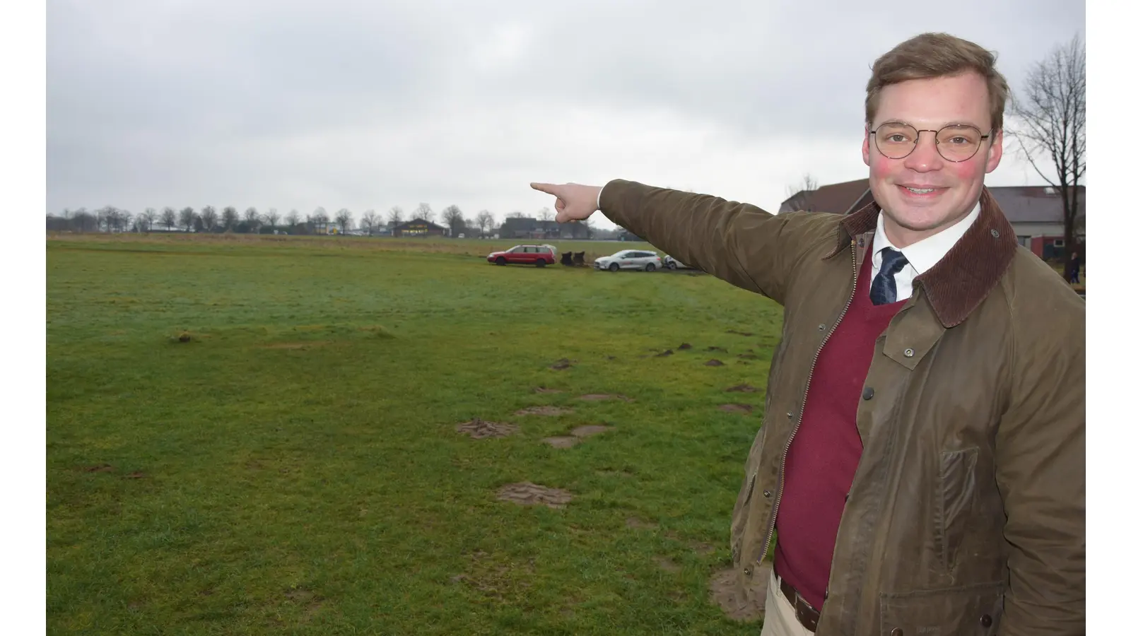 Hinter dem Hügel entsteht das neue Gewerbegebiet „Niedere Heide 2“, so Jörn Lohmann bei einem Pressetermin. Also weit genug von der neuen Kita und Sporthalle entfernt.  (Foto: ste)