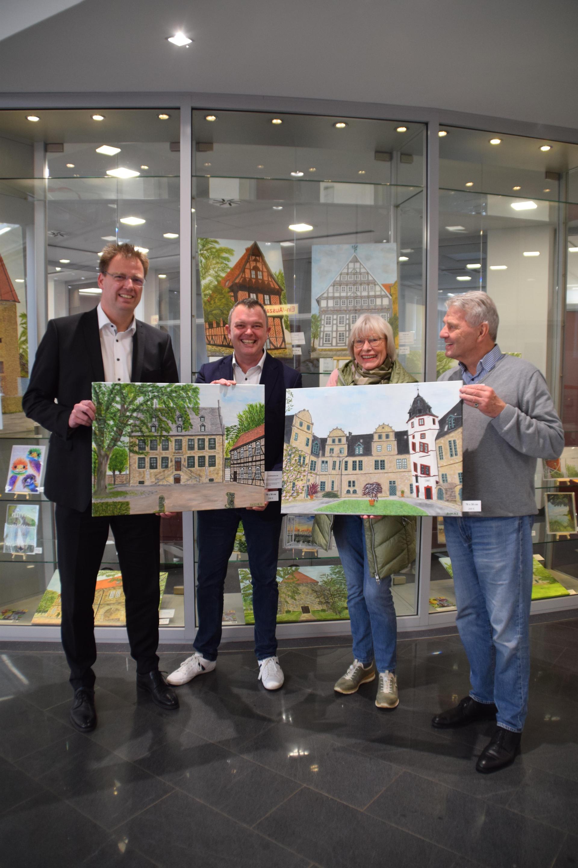 Präsentieren die Kunstwerke (v.l.n.r.): Gerd Krome, Fabian Grote (Sparkasse), Marita Kappmeier, Dieter Kindermann (ICH e.V.) (Foto: ab)