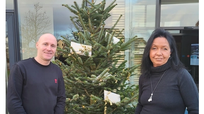 Manuel Stahlhut von der Landgrafentherme und Andrea Niemann, Bereichsleiterin Staatsbad Nenndorf, freuen sich mit den Gewinnern der Adventsverlosung.  (Foto: bb)