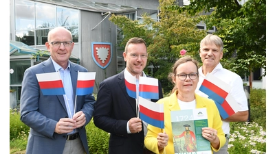 Landrat Jörg Farr, Jan Boße von der Stadt Rinteln, Dr. Lu Seegers von der Schaumburger Landschaft und Stadhagens Bürgermeister Oliver Theiß bereiten den Besuch des Grafen Wilhelm zu Schaumburg-Lippe vor. (Foto: nd)