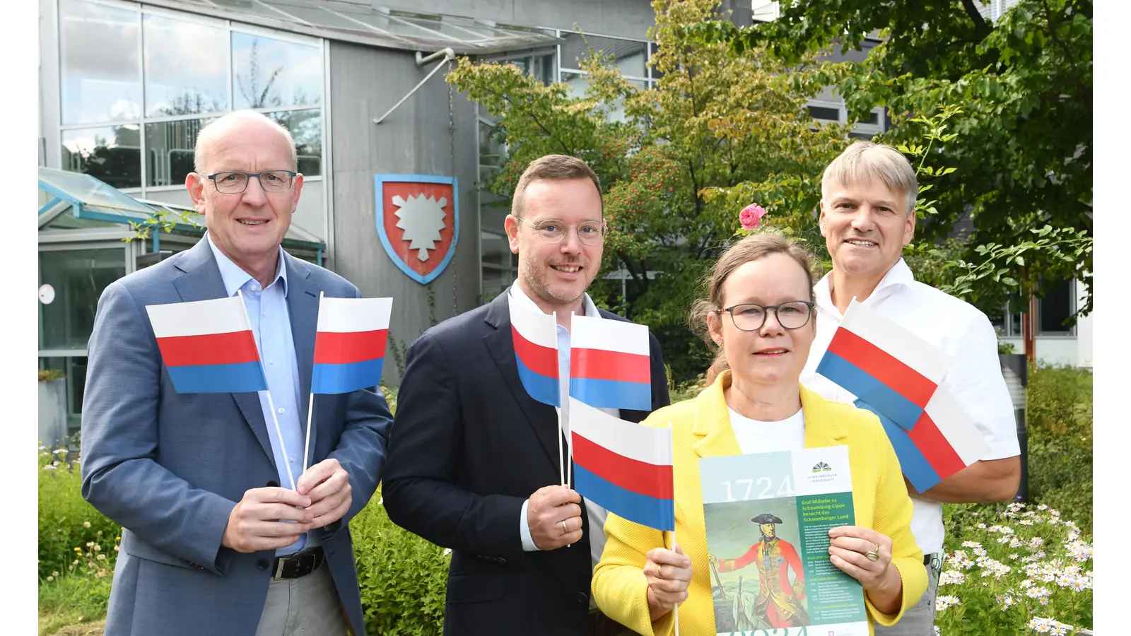 Landrat Jörg Farr, Jan Boße von der Stadt Rinteln, Dr. Lu Seegers von der Schaumburger Landschaft und Stadhagens Bürgermeister Oliver Theiß bereiten den Besuch des Grafen Wilhelm zu Schaumburg-Lippe vor. (Foto: nd)