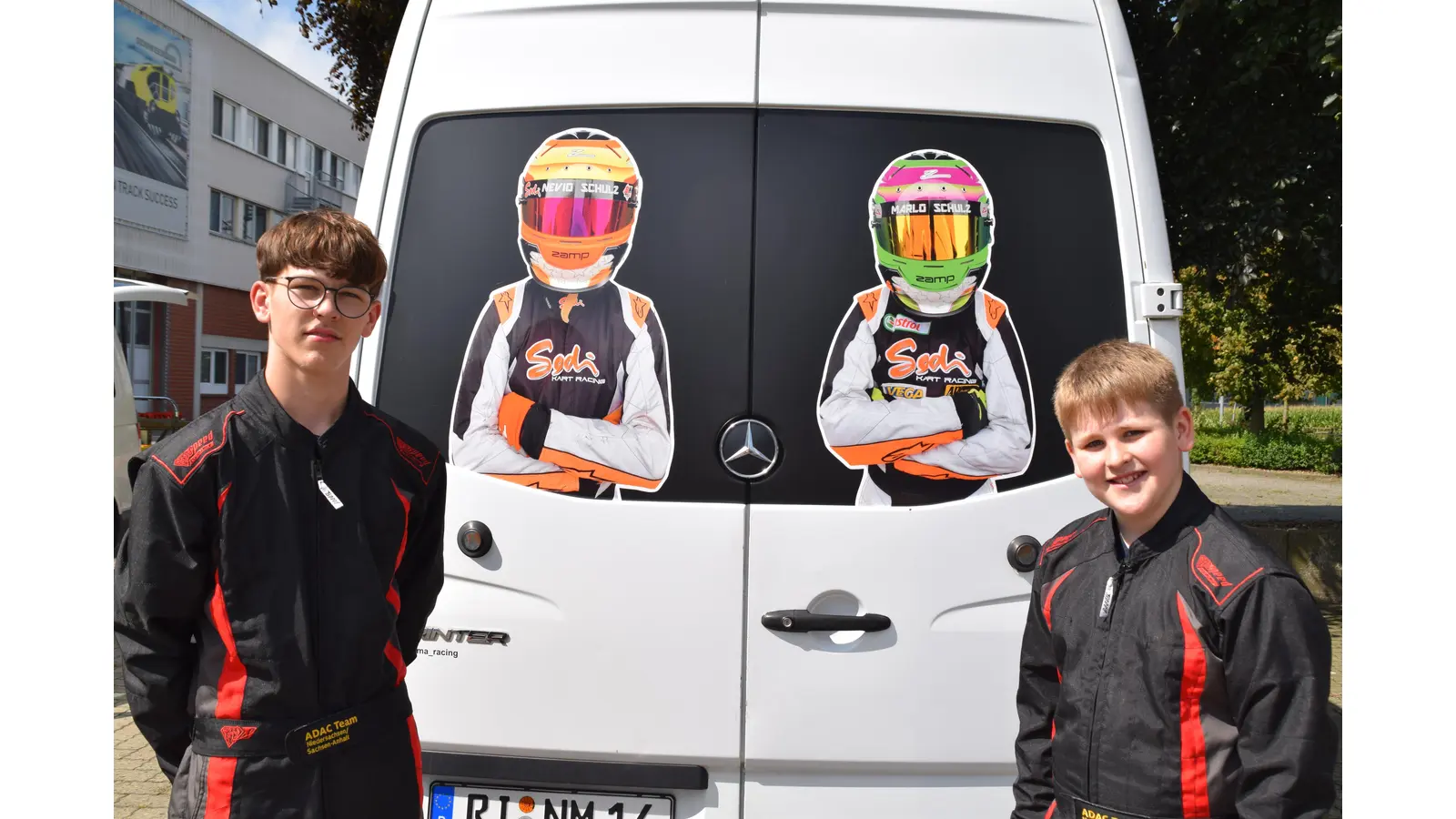 Nevio (li.) und Marlo vor ihren Konterfeis auf dem familieneigenen Sprinter. (Foto: ab)