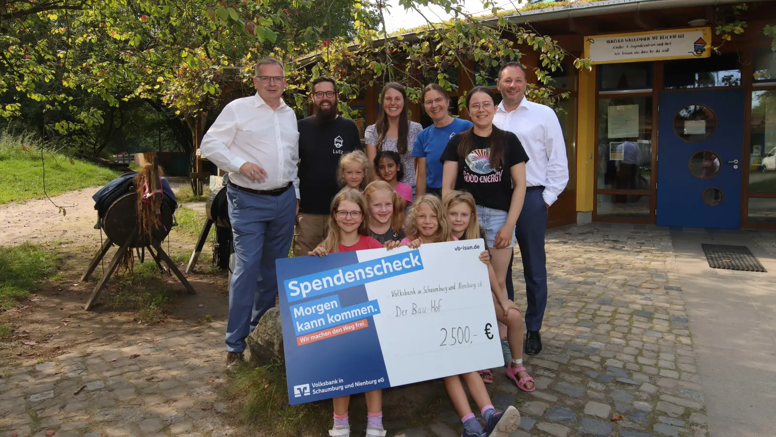 Bei der Übergabe: Vertreter der Volksbank, des Bau-Hof Teams und Kinder. (Foto: tau)