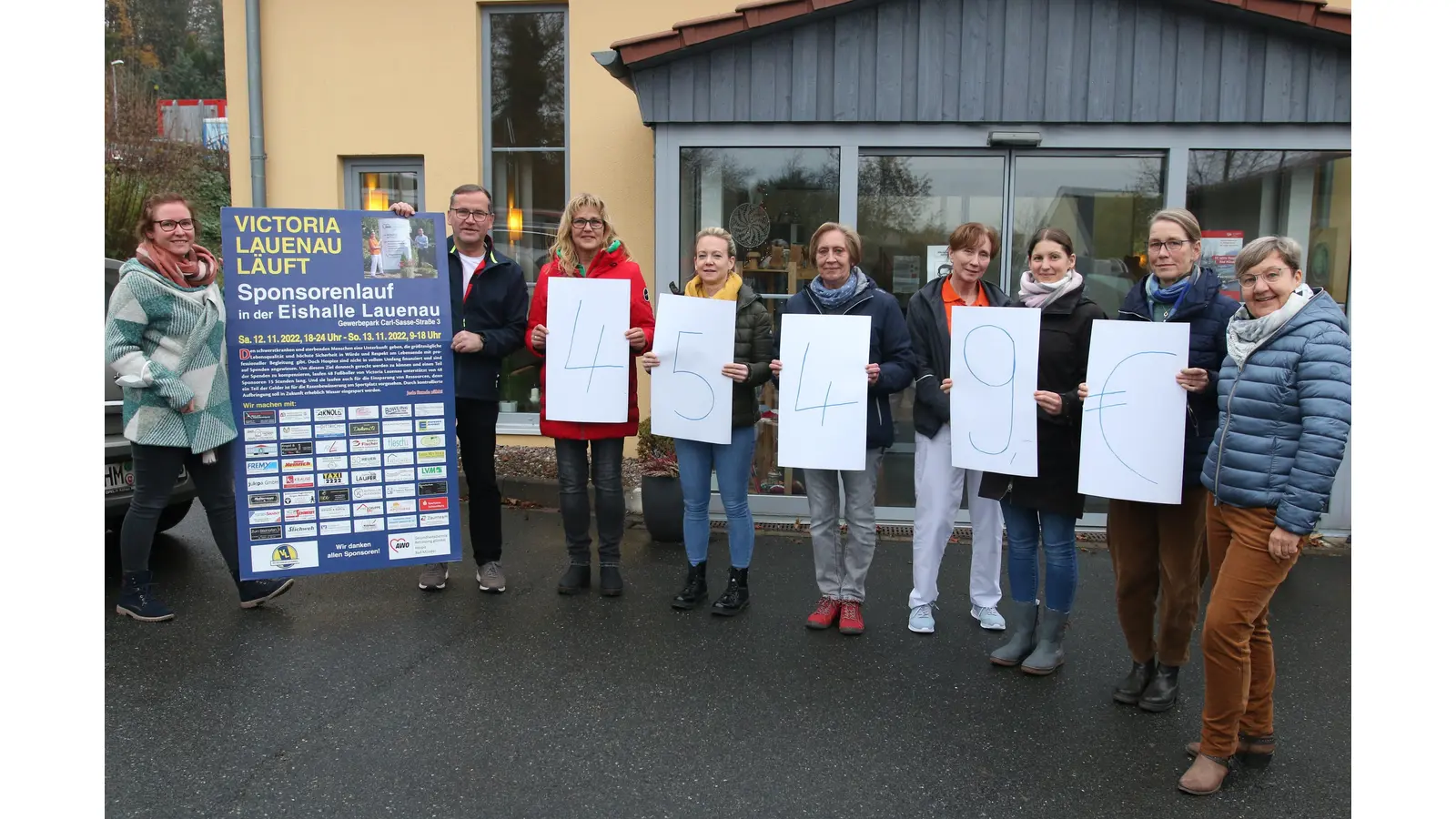 Die Vertreter des SV Victoria Lauenau übergeben die beim Sponsorenlauf erwirtschaftete Spende an das Hospiz-Team Bad Münder.  (Foto: Borchers, Bastian)