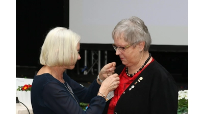 Ulrike Koller (li.) überreicht die Renaissancenadel an die Vorsitzende des DRK-Ortsvereins Wendthagen Ursula Weber. (Foto: bb)