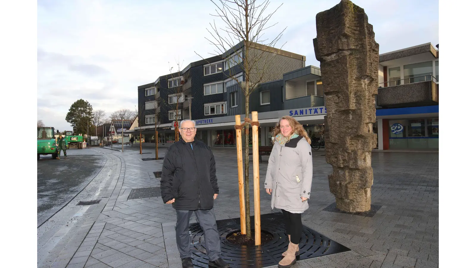 Mit Blick auf eine Allee mit Bäumen: Ortsbürgermeister Thomas Silbermann und Freya Aumann, Fachdienstleiterin Stadtgrün. 