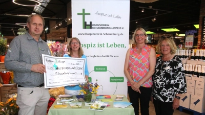 Bei der Spendenübergabe (v.li.): Marktleiter Fred Dehnert, Birgit Homes, Christine Papies und Erika van de Logt. (Foto: gi)