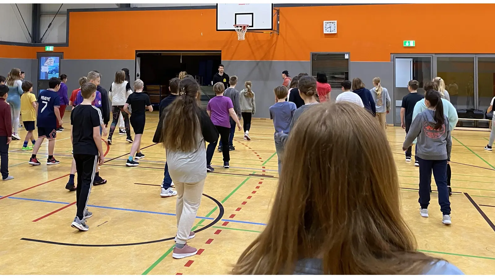 Das Team von „Marks Tanzschule“ vermittelt während der Präventionstage an der IGS Rodenberg Freude an der Bewegung. (Foto: Borchers, Bastian)