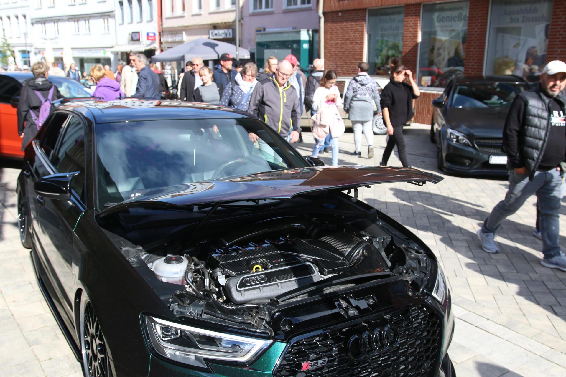 Zahlreiche Besucherinnen und Besucher schauten sich bei der Autoschau um. (Foto: bb)