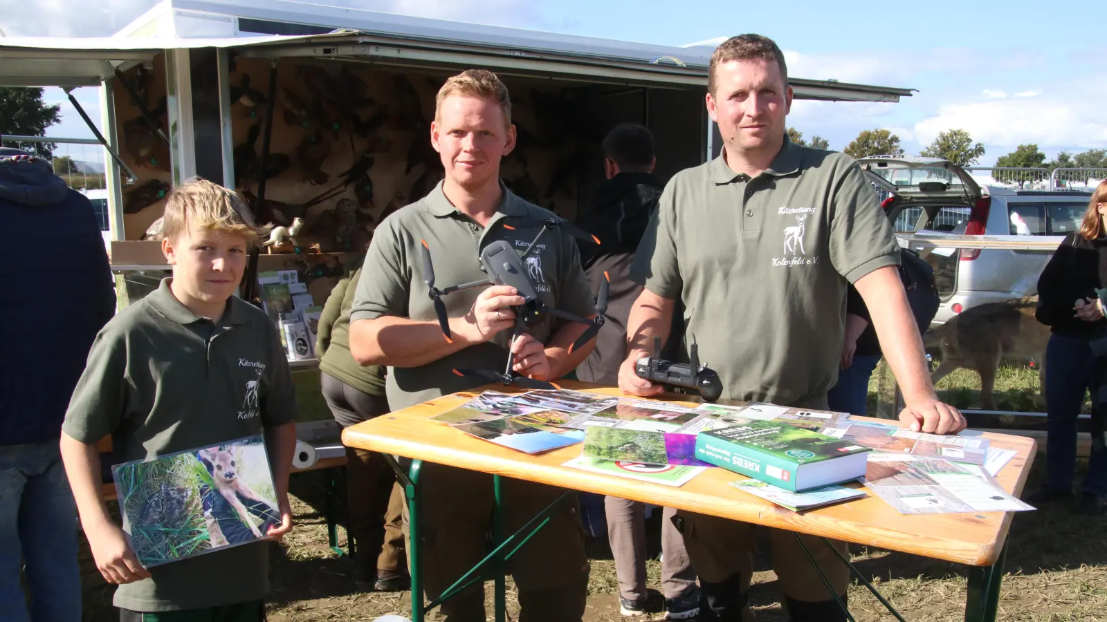 Am Stand (v.li.): Praktikant Pablo sowie Niklas Daubitz und Tim Rudnick mit ihrer Drohne. (Foto: gi)