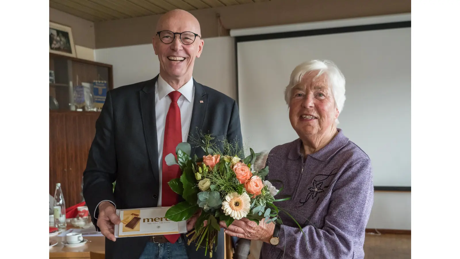 Eckhard Ilsemann gratuliert Christa Ehbrecht zu 40 Jahren Mitgliedschaft. (Foto: wk)