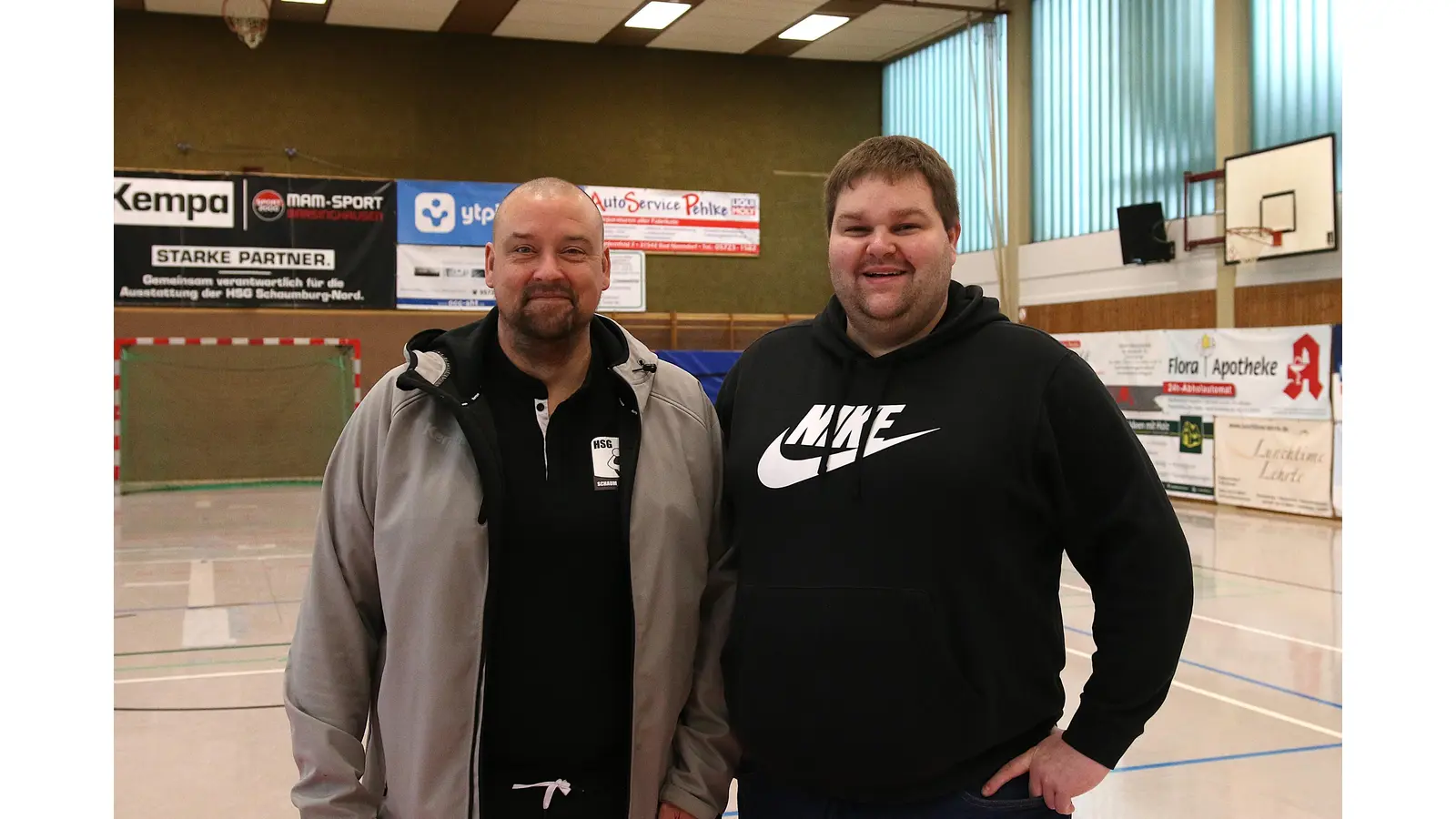 Stefan Alsmeyer (li.), Sportlicher Leiter, und Timm Dietrich, Trainer der HSG-Herren für die neue Serie, blicken der Zusammenarbeit mit viel Zuversicht entgegen.  (Foto: bb)