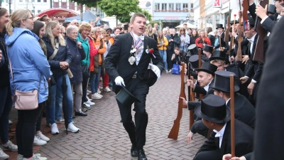 Rottmeister Lasse Mensching und „seine“ Jungen Bürger feiern den Schützenfestauftakt. (Foto: bb)