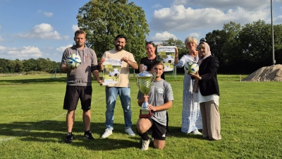 Julian Bornemann, Rezan Jendo, Christina Allard, Yayha Al Kayal, Britta Kunze, Shukiba Halimi laden zu „Eine Stadt spielt Fußball“.  (Foto: Stadt Stadthagen )