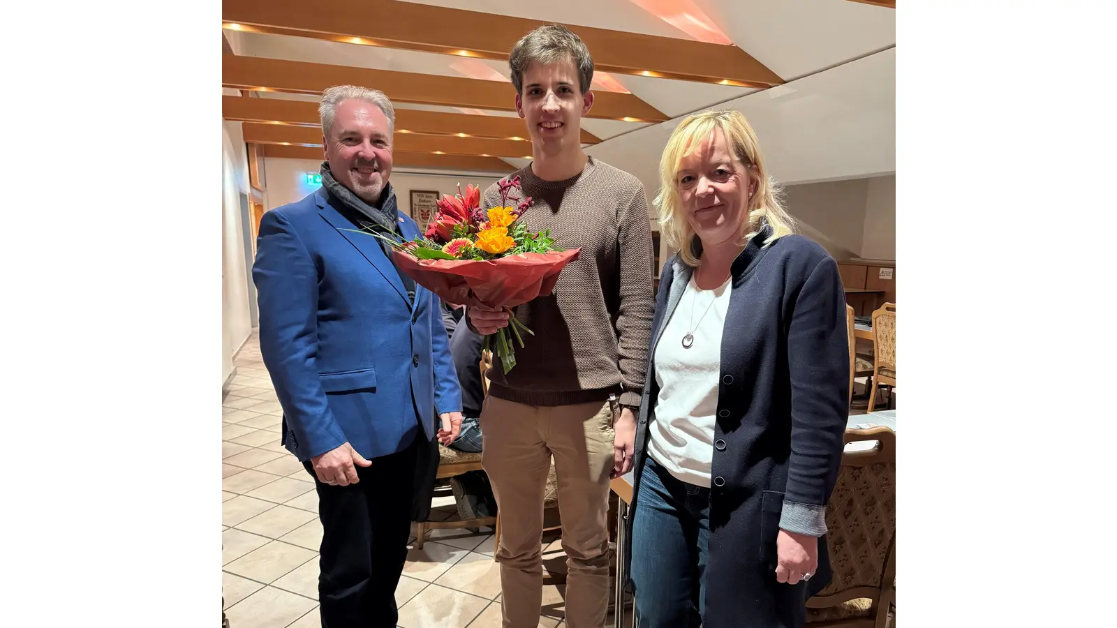 Gratulieren dem neuen stellvertretenden Bürgermeister Christoph Witt (Mitte) zur Wahl: Gemeindedirektor Dr. Thomas Wolf (links) und die Stellvertretenden Bürgermeisterin Daniela Kastning (rechts). (Foto: Samtgemeinde Rodenberg)