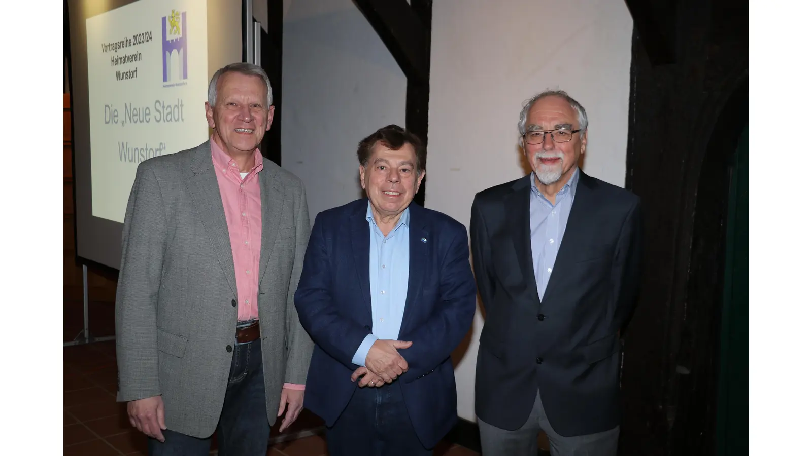 In der Abtei (v.li.): Bernd Heidorn und Rolf-Axel Eberhardt zusammen mit dem Organisator der Vortragsreihe Manfred Rasche. (Foto: gi)