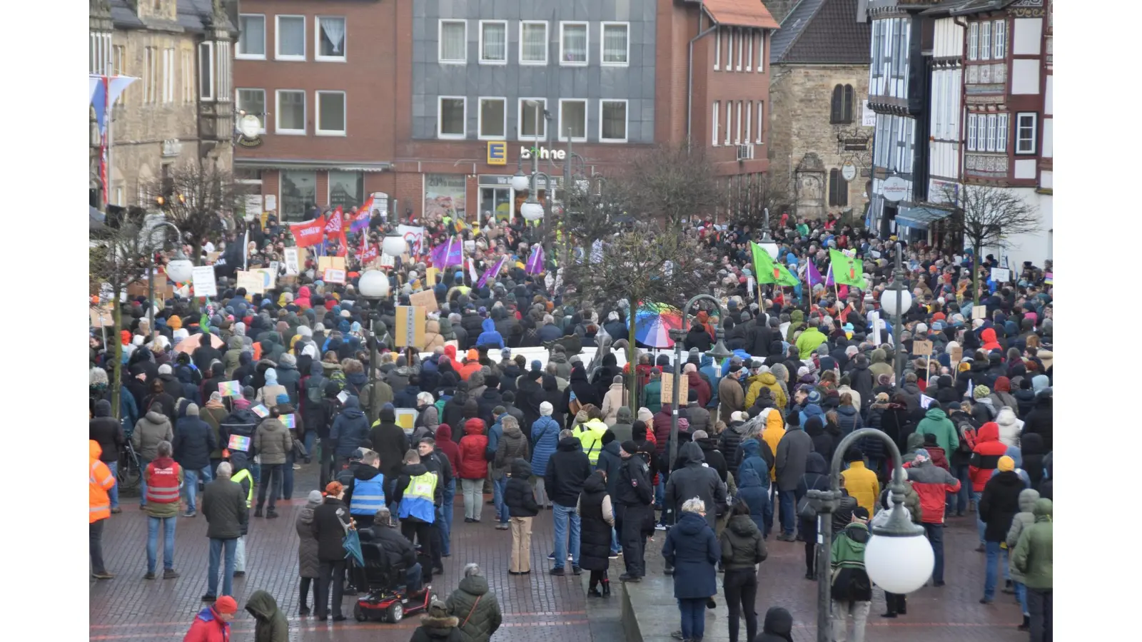 Im Vorjahr folgten rund 1500 Teilnehmer dem Aufruf des „Bündnisses für Demokratie, Zusammenhalt &amp; Vielfalt” zur Kundgebung in Stadthagen, in diesem Jahr ist ein Sternmarsch geplant. (Foto: archiv ab)